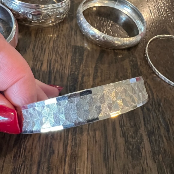 Set of 4 Vintage Bangle Bracelets 3 Silver tone 1 Pink shell - Picture 3 of 4